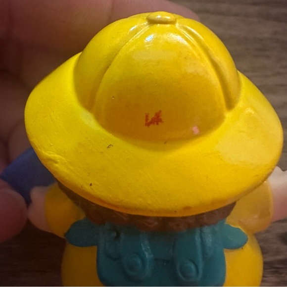 Fischer Price LITTLE PEOPLE MAGGIE Figure 2001 Raincoat Glasses Text Book School - Picture 5 of 8